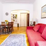 Elegantis Solinda Suite Apartment - Easily Get To The Historic Center, Metro, Tram And Bus Are All Nearby