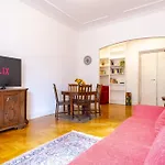 Elegantis Solinda Suite Apartment - Easily Get To The Historic Center, Metro, Tram And Bus Are All Nearby